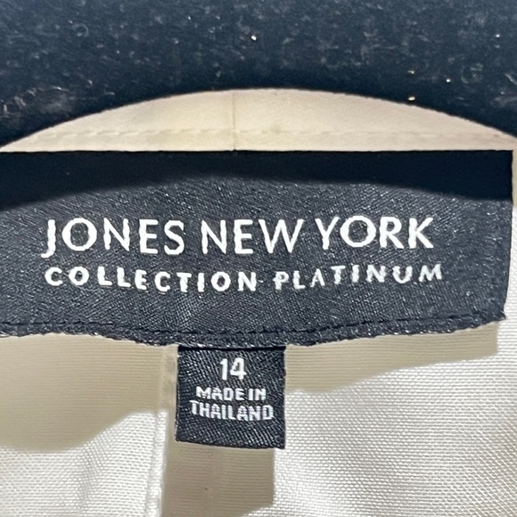 Elegant White Sleeveless Blouse - Picture 2 of 8